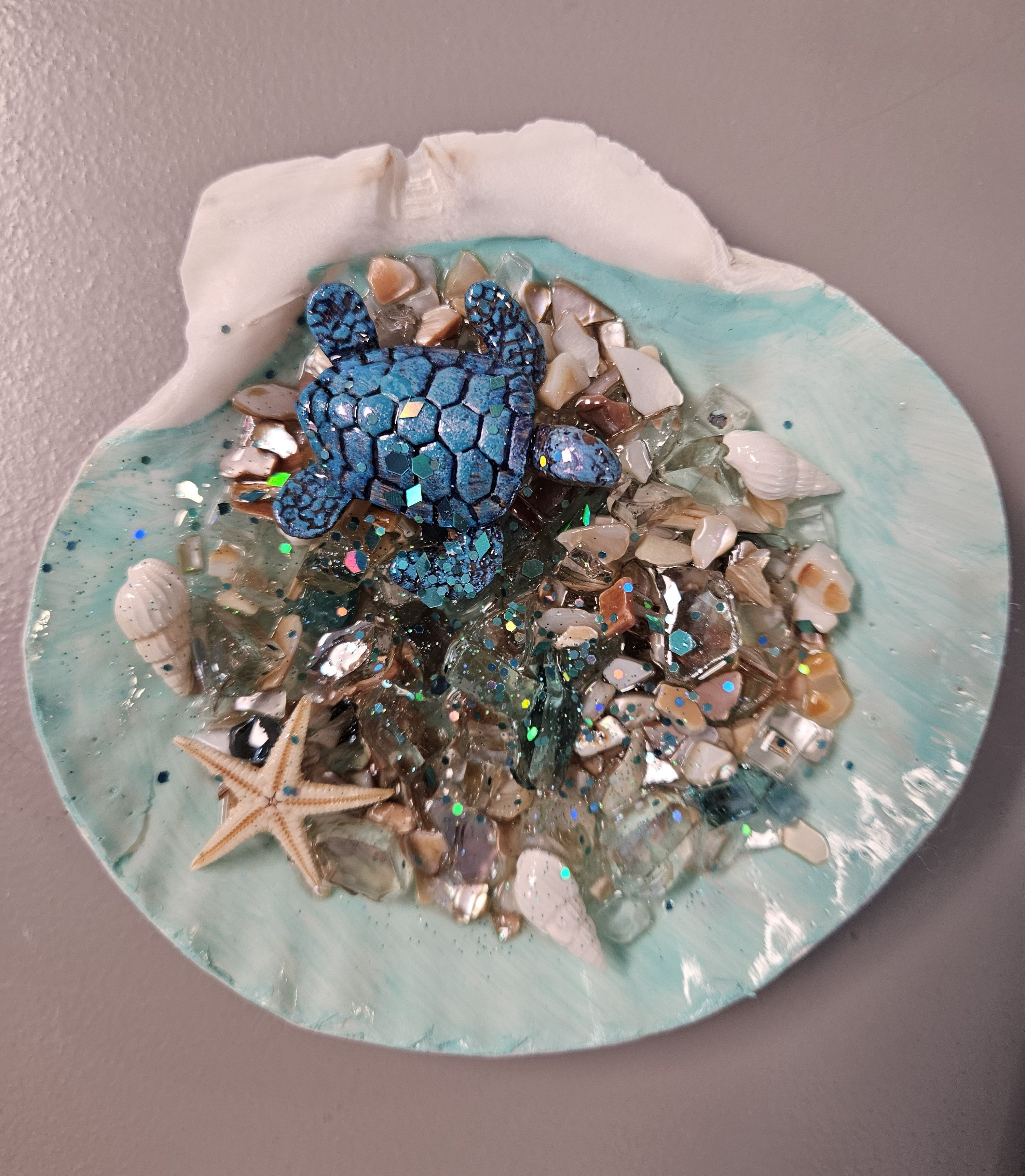 #138 Clamshell w/sea turtle, shells, glass, starfish