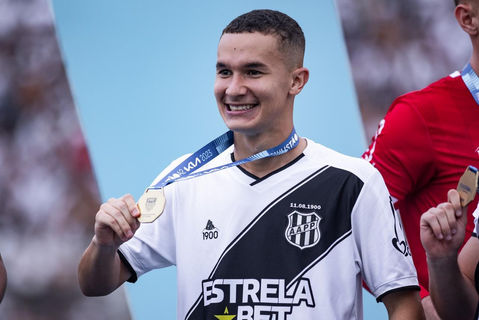 Pilar da campanha da Ponte Preta, Felipe Amaral celebra primeiro título profissional