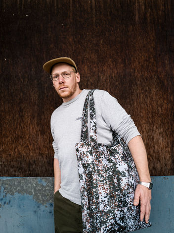 Man carrying Bitflash dj-tote bag