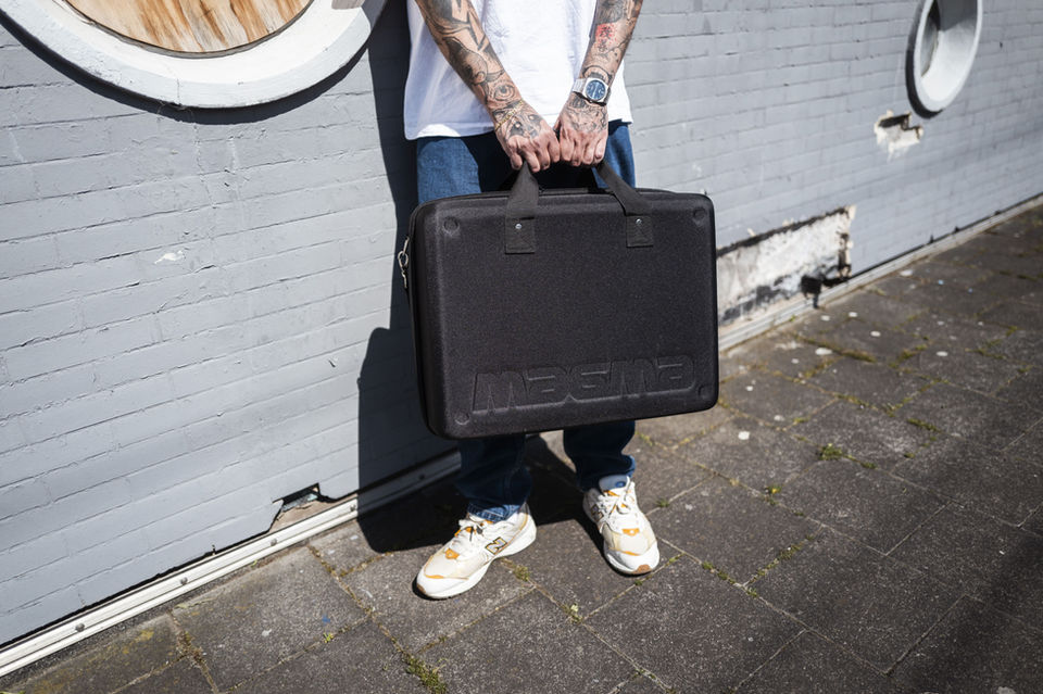 Person holding Magma allganizer pro bag