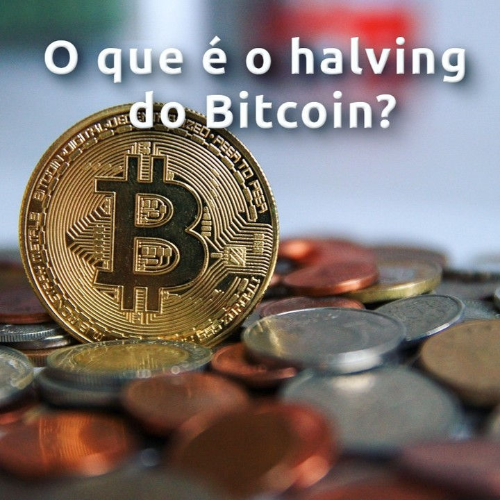 Fotografia moeda física Bitcoin e moedas nacionais