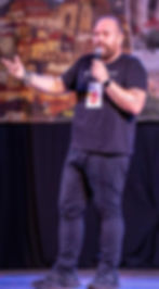 Emanuele Campasano sul palco del Cabareboli