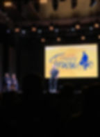 Emanuele Campasano sul palco del Premio Massimo Troisi con Ale e Franz