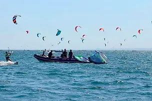 Kiteschul Boot am Gardasee beim Kite aufbauen