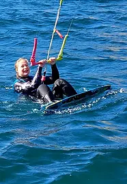 Kitesurferin mit dem Kiteboard an den Füßen