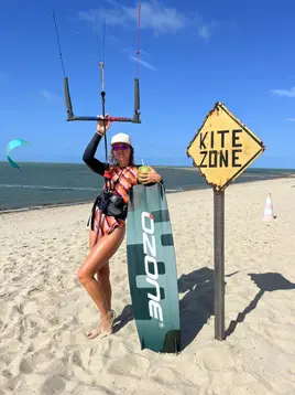 Kitesurferin im Kitecamp in Brasilien