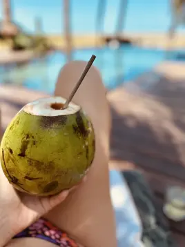 Kiteschülerin mit Kokosnuss am Pool