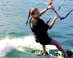 Kiteschülerin kitet am Gardasee.webp