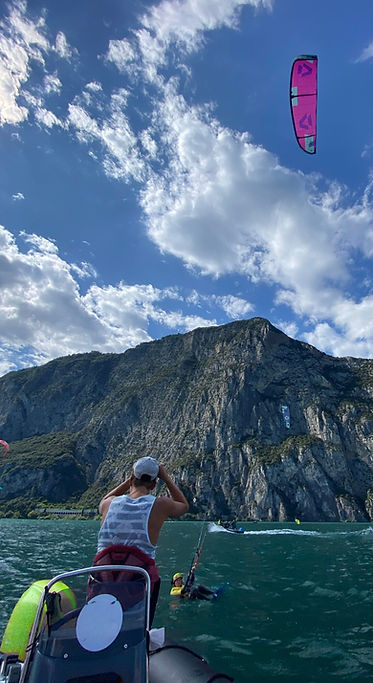 Kite Lehrer und Kite Schüler beim Kitekurs am Gardasee