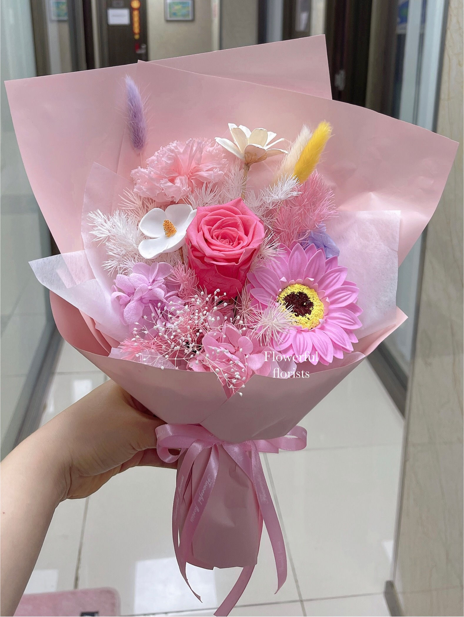 G06 粉紅玫瑰永生花+太陽花（香皂花）花束
