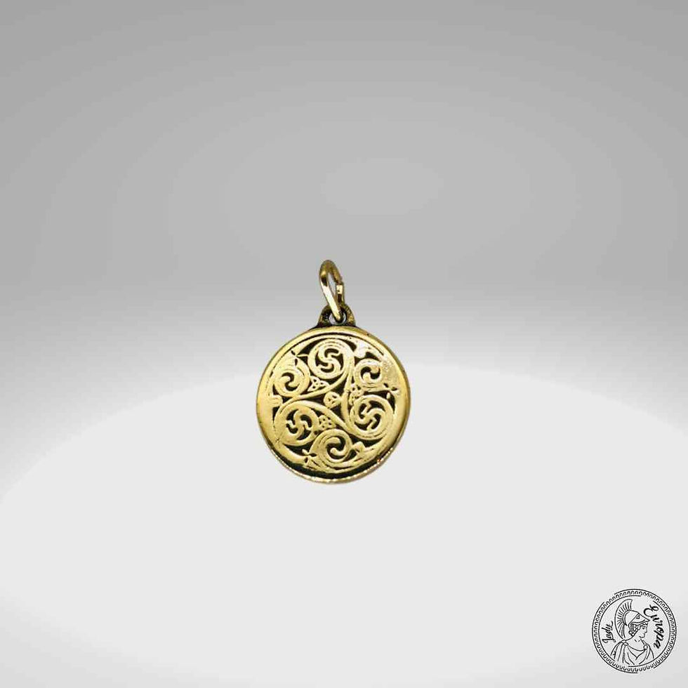 pendentif artisanal celtique en bronze représentant un petit triskel complexe