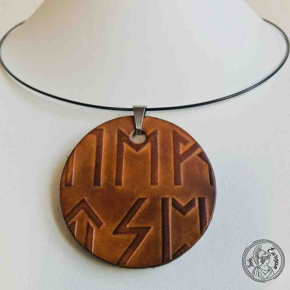 collier runique en cuir