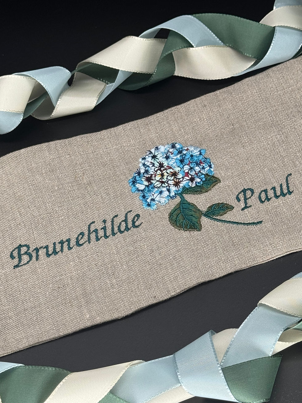 ruban de mariage handfasting broderie des prenoms et hortensia.jpeg