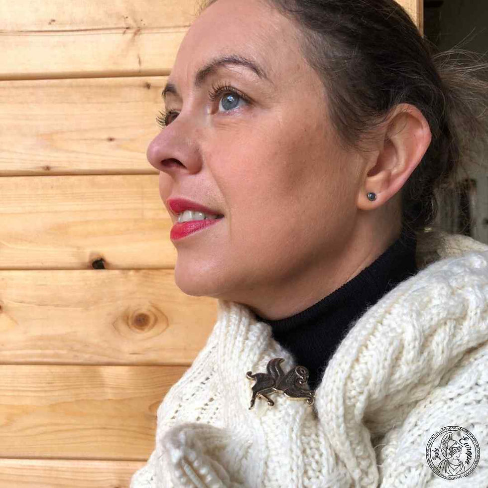 broche artisanale celtique en bronze représentant le griffon du chaudron de gundestrup