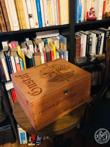 coffre de naissance en bois entierement personnalisé viking