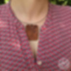 collier celtique porté en cuir avec motif de chien