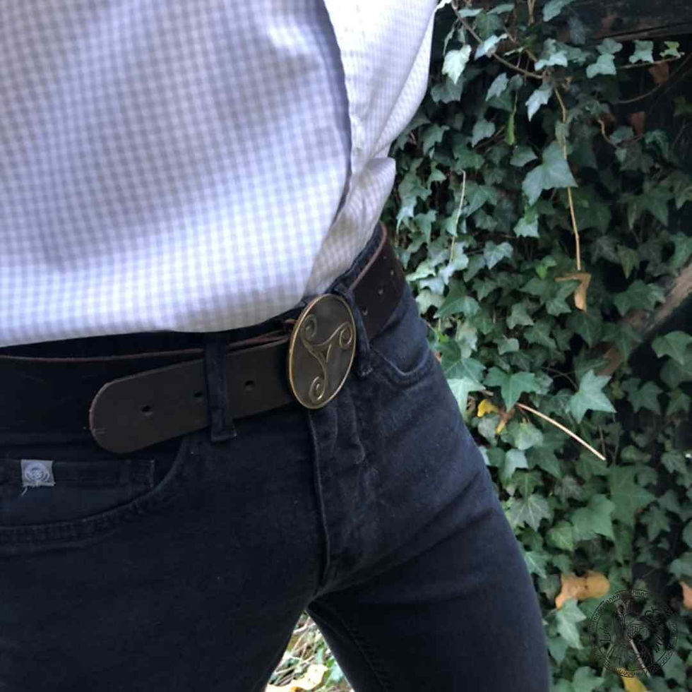 Miniature : Boucle de ceinture artisanale portée, en bronze massif représentant le triskel celtique.