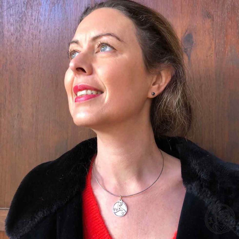 bijou artisanal celtique en bronze avec un grand triskel vers la gauche