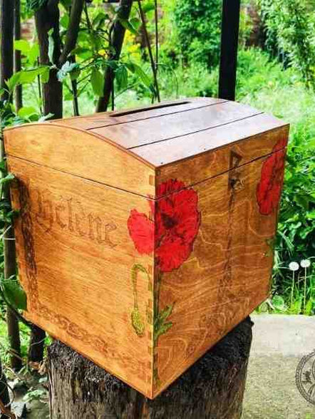 Urne de mariage à motif d'entrelac celtique et de coquelicots