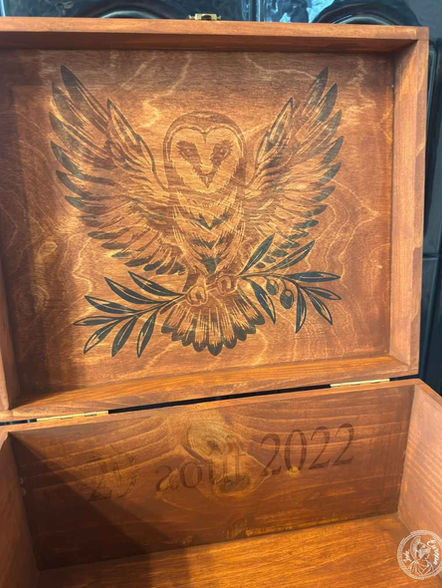 coffre de naissance grec personnalisé en bois orné de la chouette de la déesse Athena