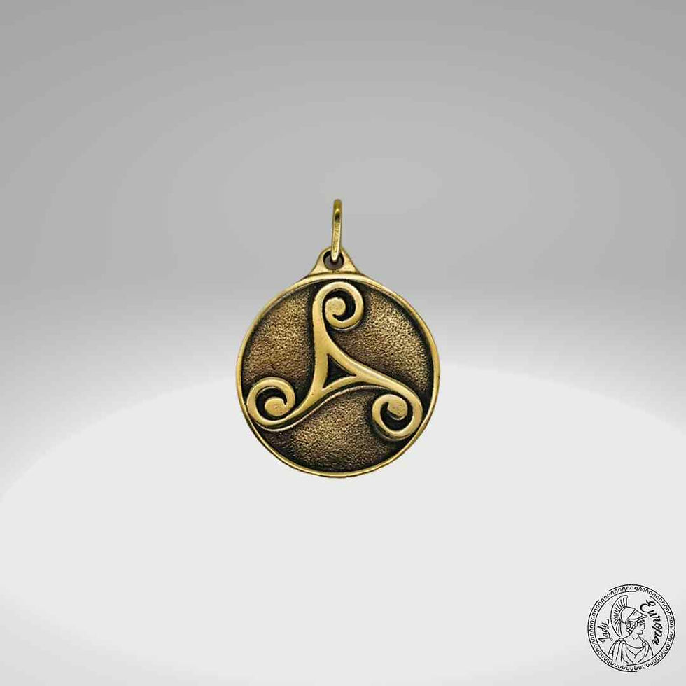 pendentif artisanal celtique en bronze avec un grand triskel vers la gauche