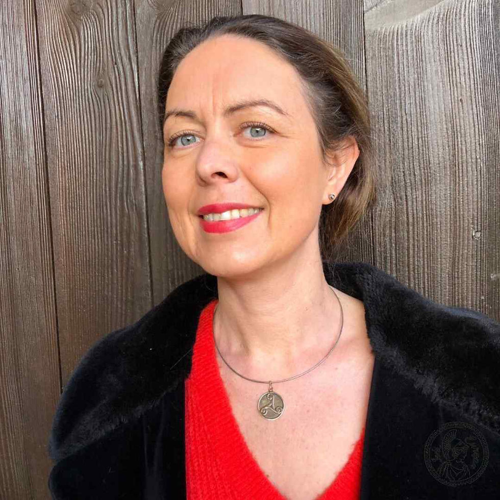 médaille artisanale celtique en bronze représentant un grand triskel qui tourne vers la droite