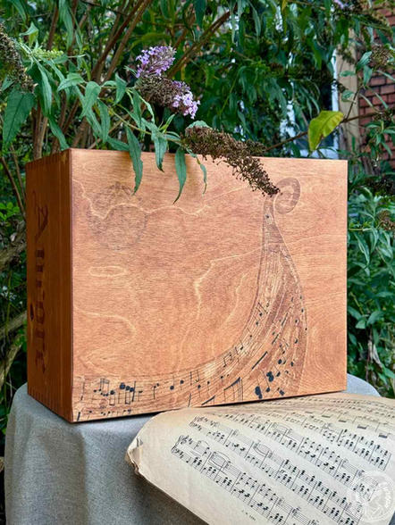 Coffre de mariage personnalisé orné du drakkar d'Oseberg, d'une partition de Beethoven et d'une citation de Nietzsche sur la musique.