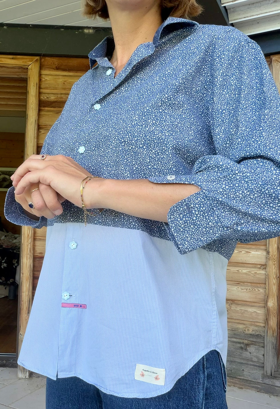 Miniature : 💎Chemise upcyclée bleu ciel à rayures fines & fleurs – Pièce unique