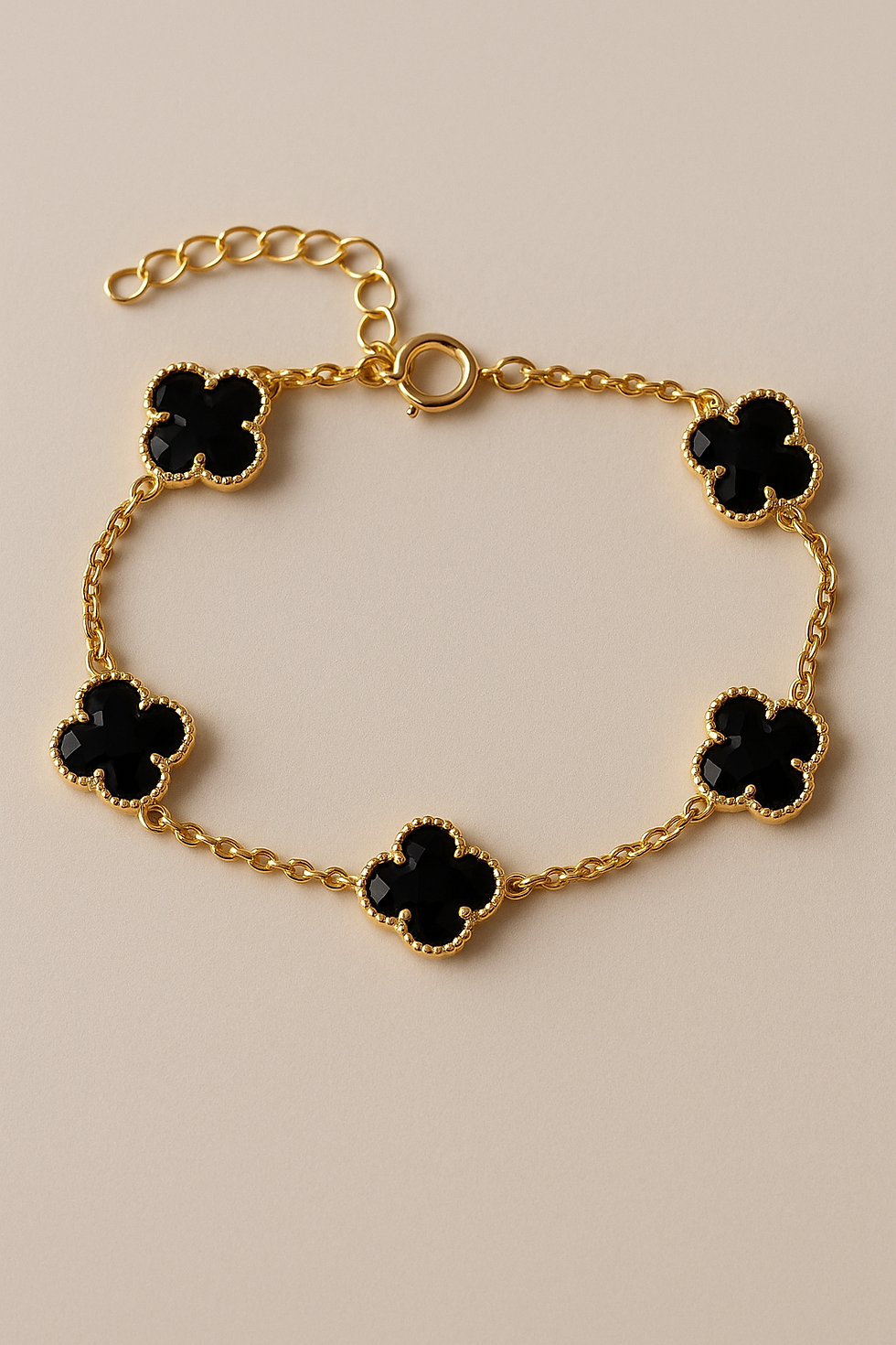 20250514_1344_Pulseira em Fundo Minimalista_remix_01jv7tv2j8f32sg3z2v2exn6yv