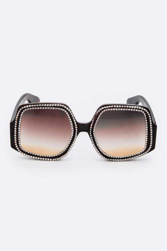 Miniatura: Gafas de sol cuadradas negras con diamantes de imitación bordeando los lentes.