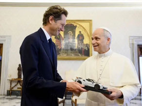 Il regalo di John Elkann a Papa Leone XIV
