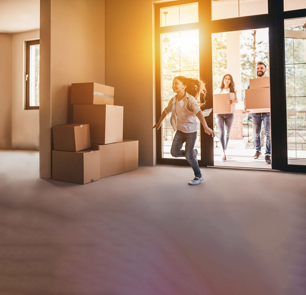 Blij gezin met verhuisdozen dat een lege woning binnenkomt, met een meisje dat enthousiast naar binnen rentwarehuis met dozen