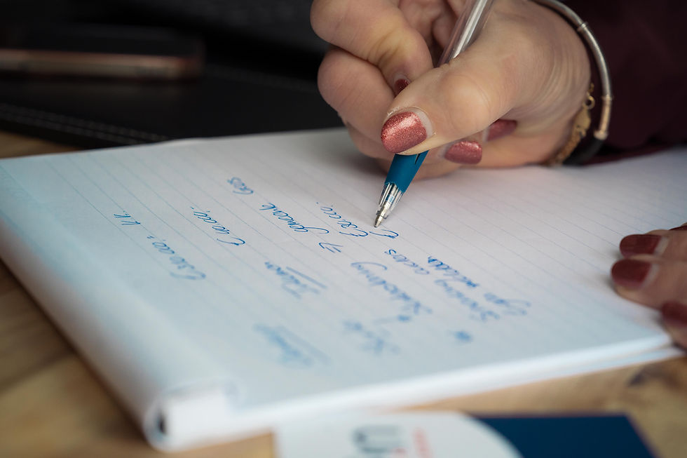 Agnes neemt notities op een notitie blok.