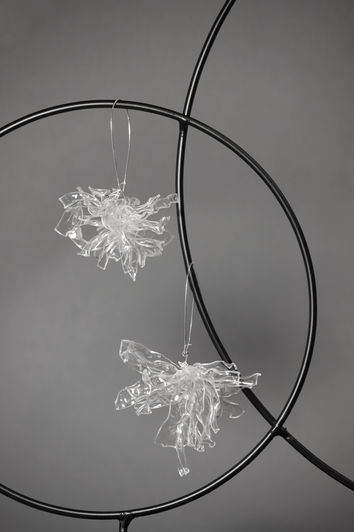 orecchini con pezzetti di plastica riscaldata