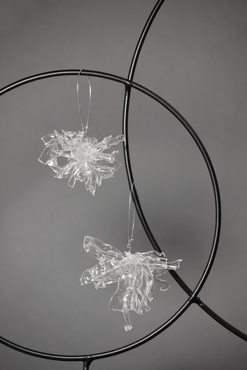 orecchini con pezzetti di plastica riscaldata