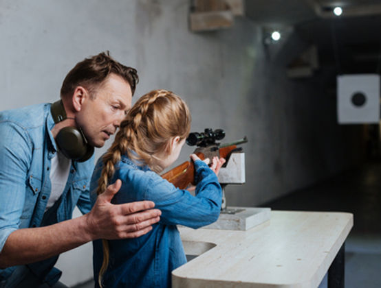 75403966-guapo-padre-cariñoso-enseñando-a-su-hija-a-disparar.jpg