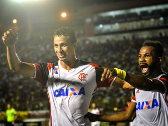 Se cuida, Palmeiras! Fla derrota o Vitória, chega ao quarto jogo invicto e iguala pontuação do líder