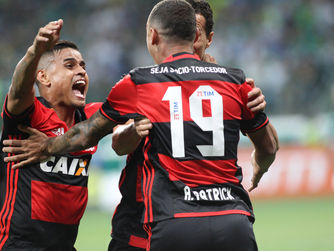 Em duelo de líderes, Fla é valente e com um a menos, empata com o Palmeiras.