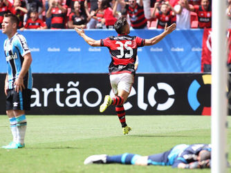 Em jogo recheado de expectativas, Fla vence Grêmio com gol de estreante e se firma no G4.