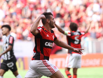 Com dois de Vizeu, Fla bate Atlético-MG e está provisoriamente no G4.