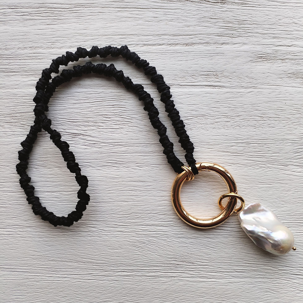 Thumbnail: Collar corto con mosquetón y perla cultivada