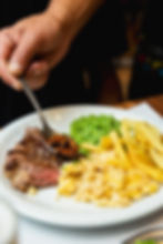 foto de picanha servida no prato com batata frita e arroz