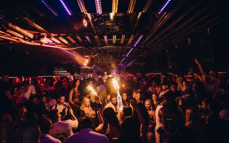 Tibu Puerto Banús dedicated table service hen do Costa del Sol