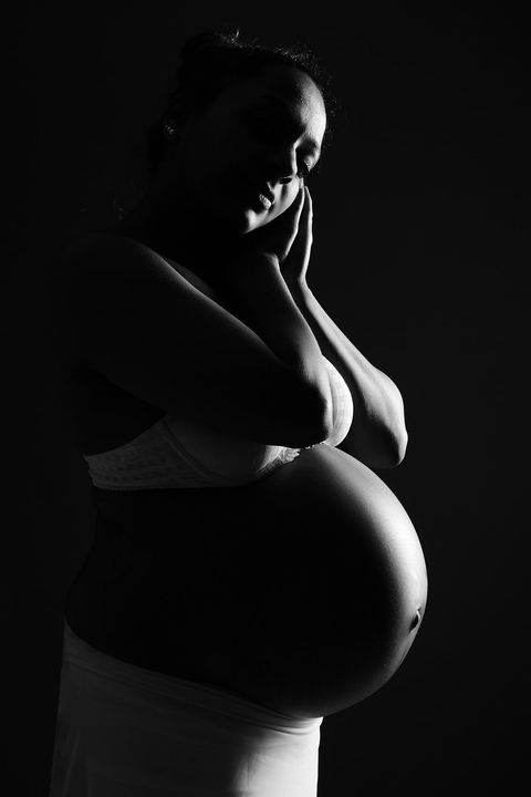 Schwangere Frau von der Seite