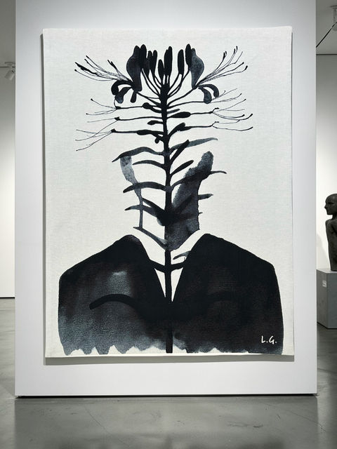 Tapisserie d'art contemporaine en Jacquard représentant une silhouette humaine fusionnant avec une plante.