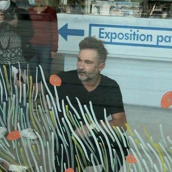 dessin sur vitrine barroux bibliothèque