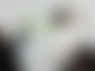 to personer skriver på whitebord med grønne postitnotes på. Ordet moduler er skrevet med blåt på tavlen