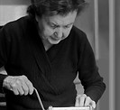 Ältere Frau, die Pasta