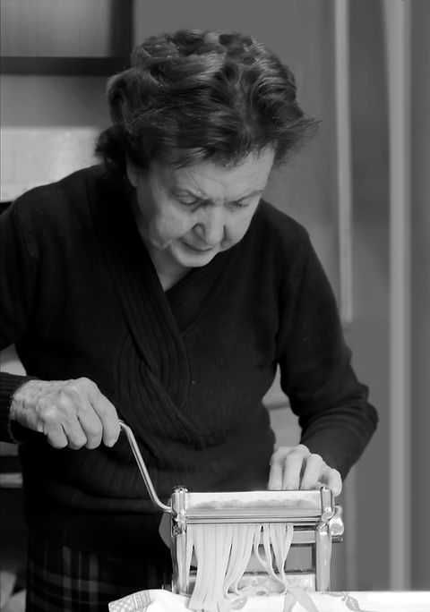 Oudere vrouw maken van Pasta