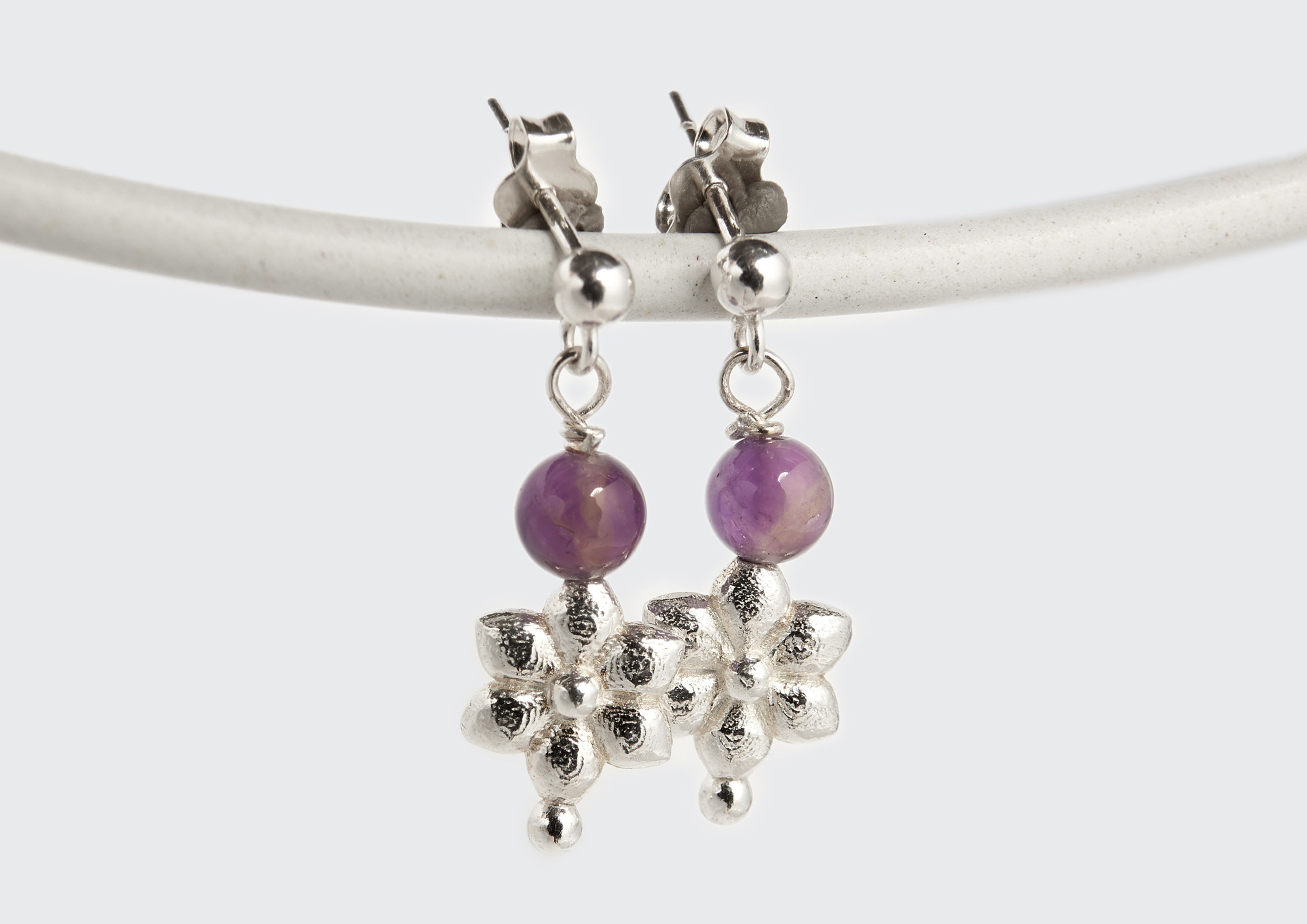 Amethyst-Ohrstecker mit Silberblume fein